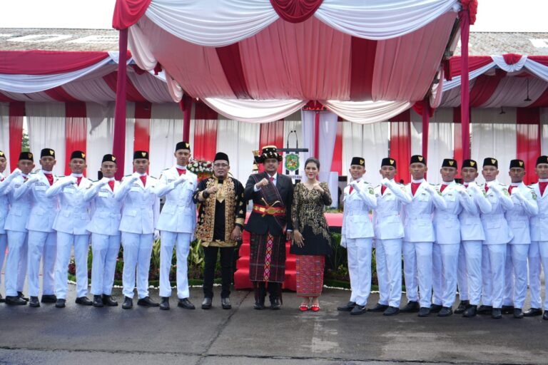 Bobby – Kahiyang Kompak Berbusana Adat Mandailing di Upacara Pengibaran Bendera