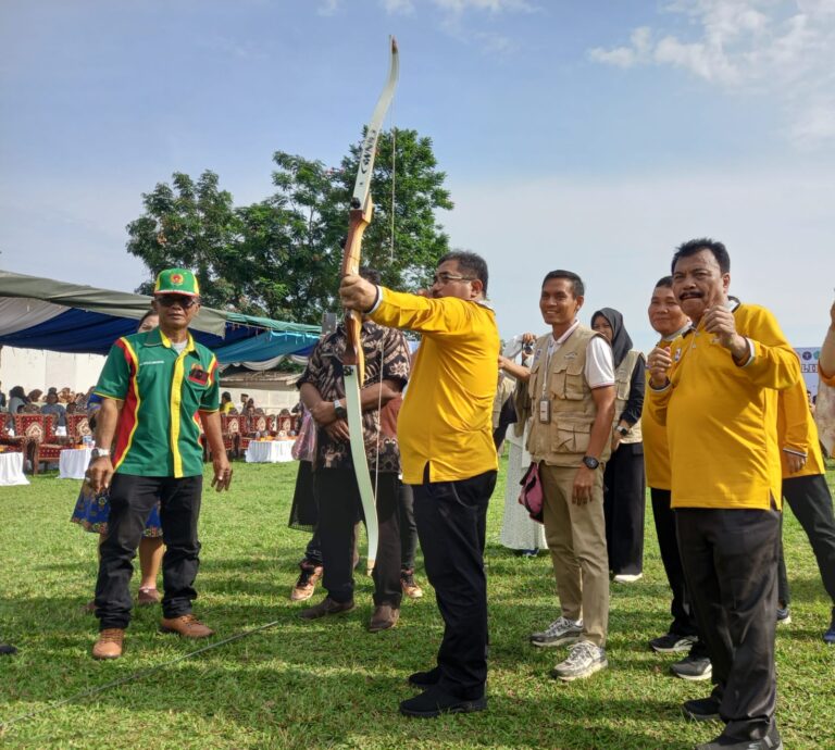 Kadisdiksu Buka Pertandingan Panahan Pelajar di SMAN 15 Medan
