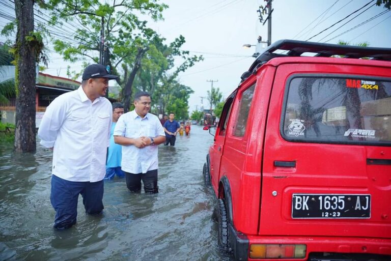 Wali Kota Medan Tinjau Banjir di Medan Sunggal