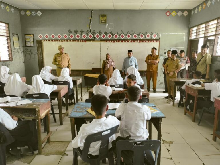 Pj. Bupati Langkat Faisal Hasrimy Pastikan Proses Belajar di SMPN 2 Pematang Jaya Berjalan Optimal