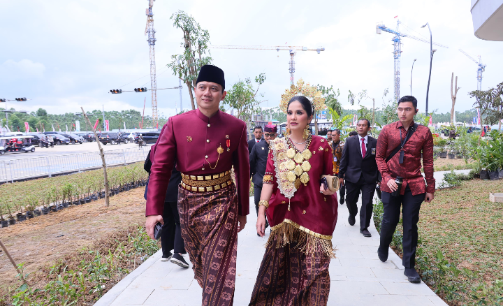 Hadir pada Upacara Penurunan Bendera Negara Sang Merah Putih, Menteri AHY Gunakan Baju Adat Daerah Sulawesi Selatan