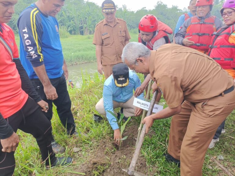 Asisten I Setdako Binjai Hadiri Kegiatan Susur Sungai Bersama MW KAHMI