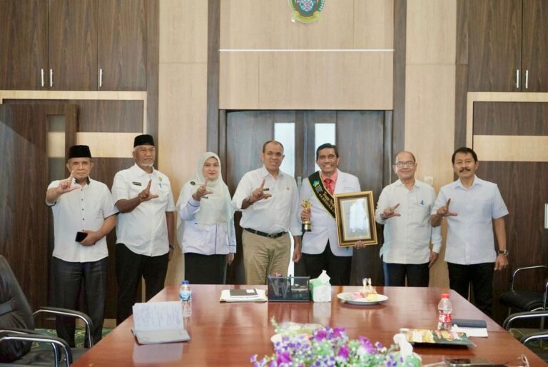Pj Bupati Langkat Apresiasi dr. Agus Salim sebagai Tenaga Medis Teladan Nasional: Bukti Pengabdian Tanpa Batas