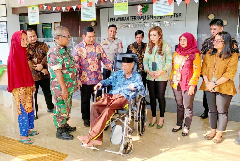 Jumat Berkah, Sisi Humanis Pengadilan Sei Rampah Serahkan Bantuan Kursi Roda bersama TNI-Polri