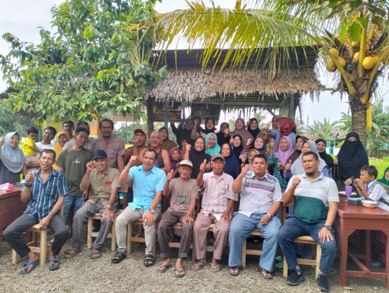 Zainuddin Purba Makan Bersama Masyarakat Ditengah Sawah Dengan Menu Sajian Bakso dan Nasi Goreng Kampung