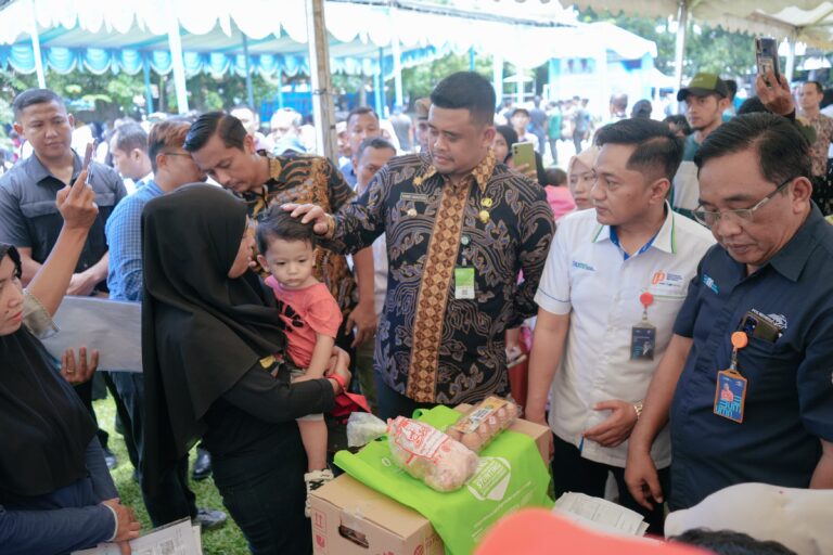 Wali Kota Salurkan Bantuan Keluarga Rentan Stunting