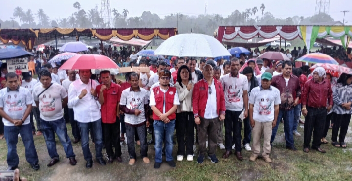 Diguyur Hujan, Warga Garoga Semangat Hadiri Pelantikan Tim Pemenangan Satika  – Sarlandy