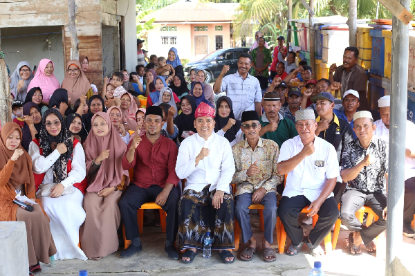 Hasan Basri Sagala Serahkan BPJS Nelayan Langkat