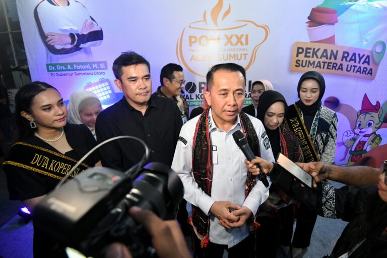Pj Gubernur Sumut Agus Fatoni bersama Pj Ketua TP PKK Sumut Tyas Fatoni menghadiri Festival Kopi Sumatera Utara PON Kopiforia yang diselenggarakan di Pekan Raya Sumatera Utara (PRSU) , Jalan Gatot Subroto, Medan, baru-baru ini. Pada kegiatan tersebut, Fatoni secara resmi melaunching kopi asli Sumut menggunakan merek ‘Kopi Sumut’. (Foto : Dinas Komunikasi dan Informatika Provinsi Sumut / Dokumen)