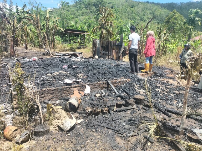 Satu Unit Rumah Papan di Kota Padangsidimpuan Ludes Terbakar