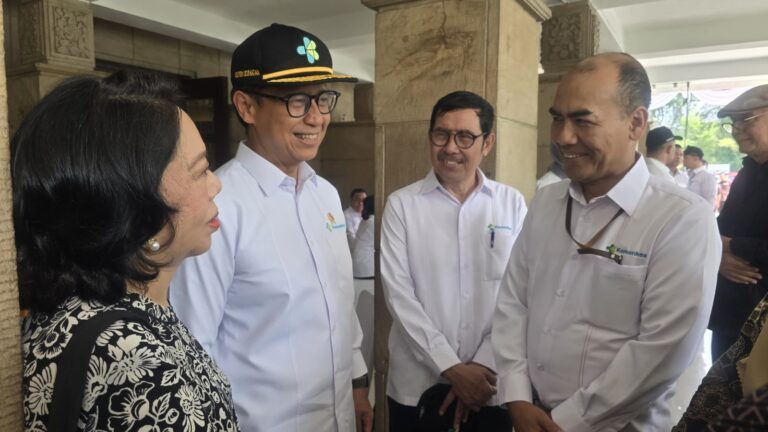 Rangkaian HKN ke-60, Direksi RS Adam Malik Tabur Bunga di Makam Pahlawan Haji Adam Malik Batubara