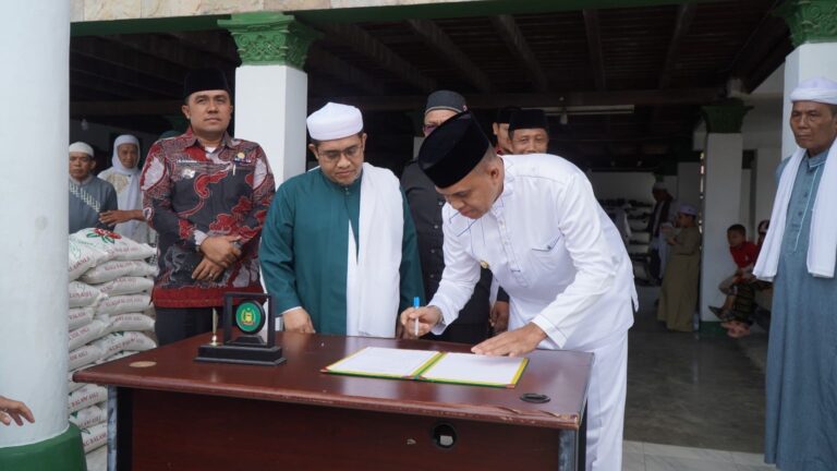 Jelang Haul ke-101 Tuan Guru Babussalam, Pj Bupati Langkat Faisal Hasrimy Serahkan Bantuan untuk Jamaah
