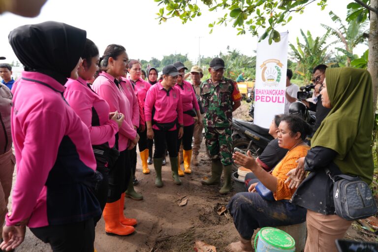 Bhayangkari Sumut Bergerak: Bantuan dan Kepedulian untuk Masyarakat Terdampak Banjir
