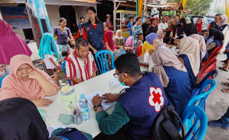 PMI Sumut Beri Pelayanan Kesehatan Gratis Masyarakat Terdampak Banjir di Medan Labuhan