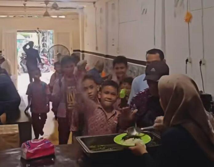 Anak-anak Sekolah Manfaatkan Makan Siang Gratis di Kantor Grib Jaya Kota Medan
