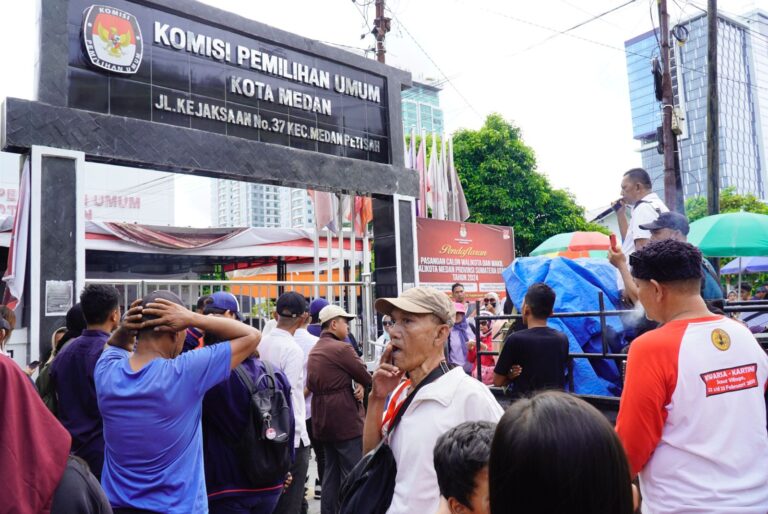 Ratusan Massa Pendukung Pilkada Jujur Kembali Lakukan Aksi Damai di KPU dan Bawaslu