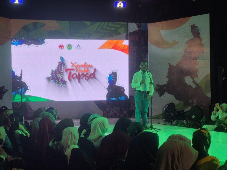 PTAR Gelar Fashion Show ‘Kemilau Batik Tapsel’ Majukan UMKM di Tapanuli Selatan