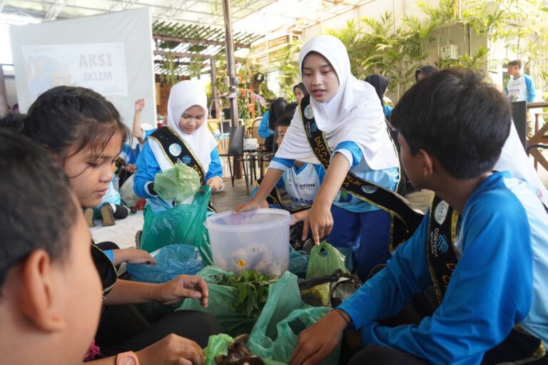 YAFSI Latih Remaja Duta Aksi Iklim dalam Pembuatan Eco Enzym di Medan