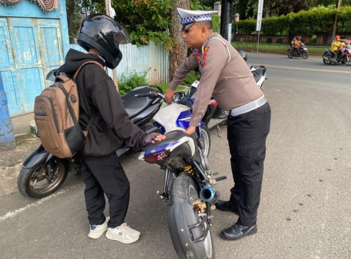 Personil Satlantas Polres Padangsidimpuan Razia Knalpot Racing