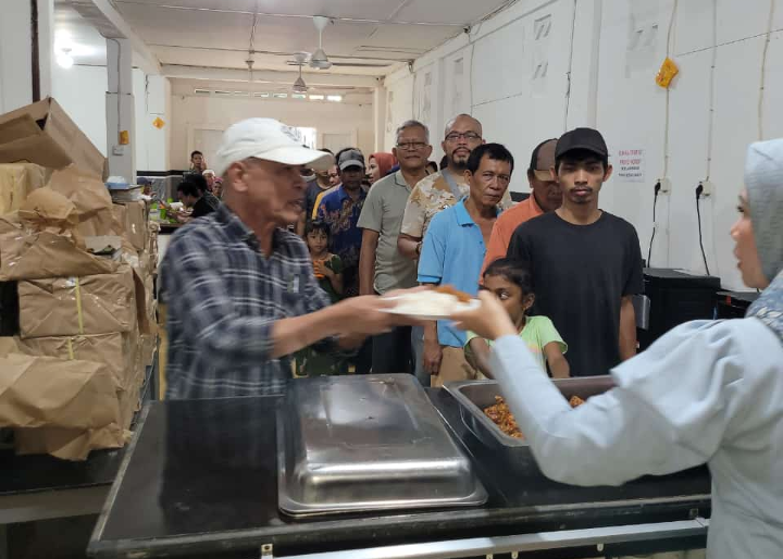 PAC GRIB JAYA Medan Baru Gelar Jumat Barokah, Bagikan 200 Nasi Kotak Kepada Masyarakat di Jalan Jamin Ginting