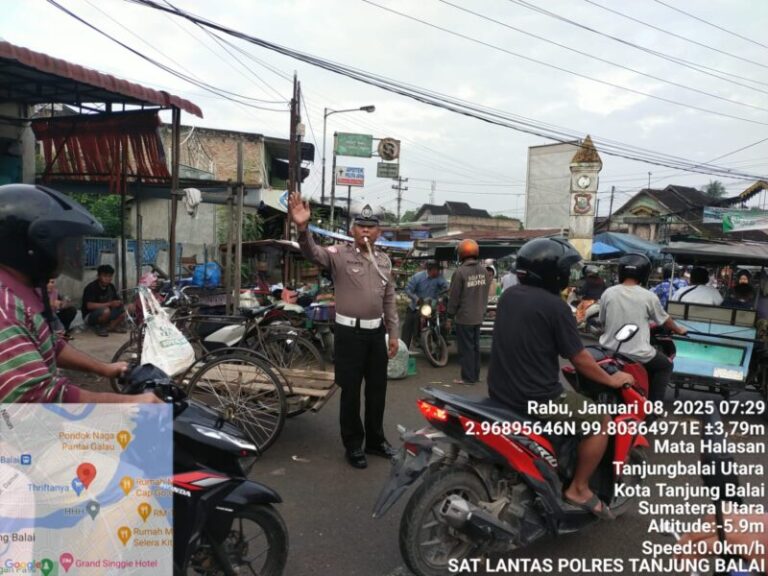 Urai Kemacetan, Sat Lantas Polres Tanjung Balai Atur Arus Lalu Lintas Setiap Persimpangan di Pagi Hari