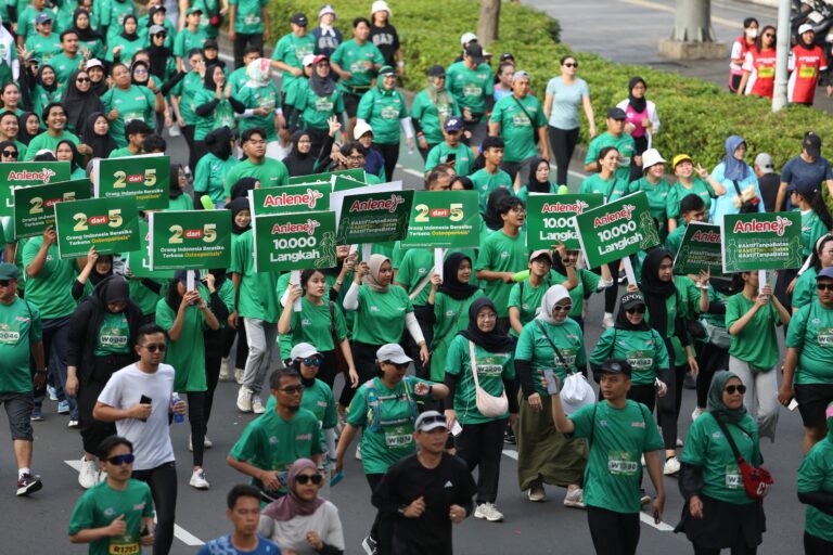 Lawan Osteoporosis, 10 Ribu Orang Berjalan 10 Ribu Langkah