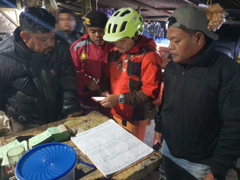 Polres Tanah Karo dan Basarnas Evakuasi Pendaki Hipotermia di Gunung Sibayak