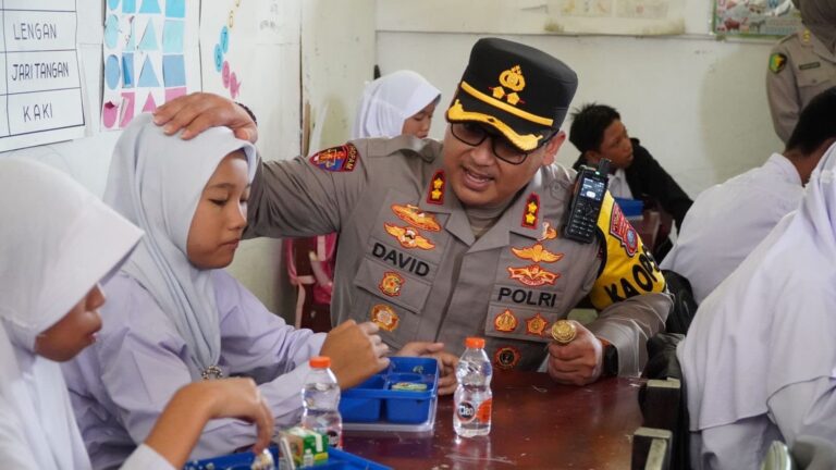 Dukung Program Presiden, Polres dan Pemkab Langkat Bagikan Makan Siang Bergizi Gratis di SLB Negeri Stabat