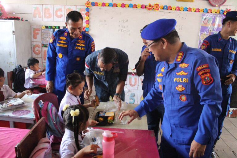 Ditpolairud Polda Sumut Gelar Makan Bergizi Gratis untuk Siswa SD di Kampung Nelayan Seberang