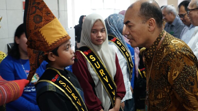 Dokter dan Perawat RS Adam Malik Peringati Hari Kanker Anak Bersama Pasien