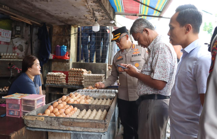 Polrestabes Medan Pastikan Kestabilan Harga dan Stok Bahan Pokok di Pusat Pasar
