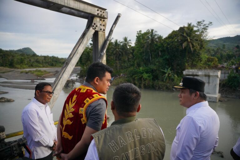 Tinjau Jembatan Ambruk di Nias Barat, Gubernur Sumut Bobby Nasution Pastikan Dibangun Tahun Ini