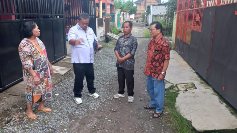 Usai Pulang Kebaktian, Binsar Simarmata Terima Keluhan Warga Soal Kepling dan Jalan Rusak