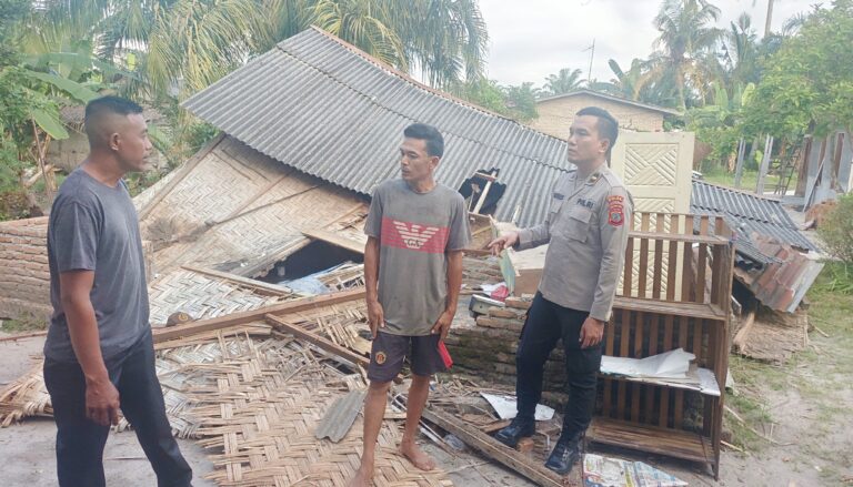 Polri dan Wartawan Peduli, Bantu Warga Korban Rumah Roboh