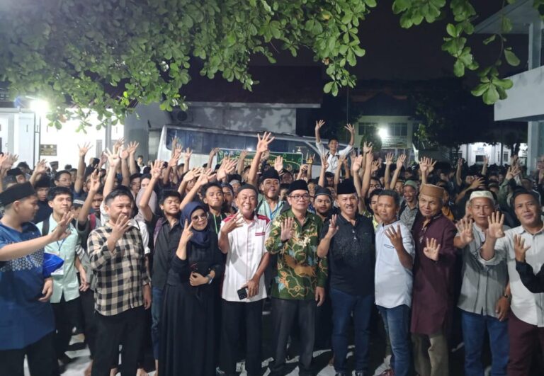 Anggota DPR RI Dr Maruli Siahaan Bukber Siswa SMKN 4 Medan