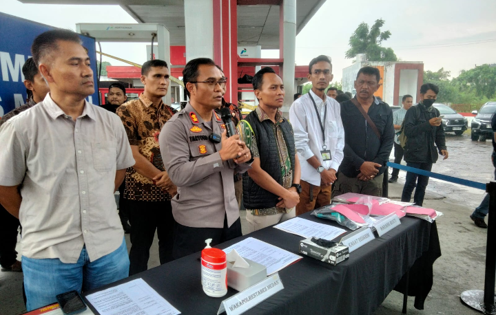 Polrestabes Medan Bongkar SPBU Nagalan Jalan Flamboyan Raya  Jual Oplosan BBM Pertalite, Mobil Tangki Disita