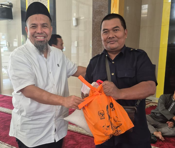 Jelang Lebaran, Legislator PKS Ade Taufiq Salurkan Paket Sembako Dapil 4