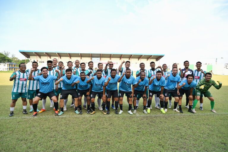 Serahkan Piala Juara Liga 4, Gubernur Bobby Nasution Harapkan Sepakbola Sumut Makin Berkembang