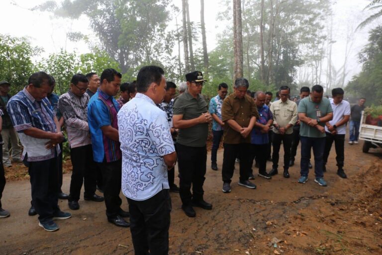 Bupati dan Wakil Bupati Taput Tanam  Pohon di Wisata Salib Kasih dan Tinjau Persiapan Paskah