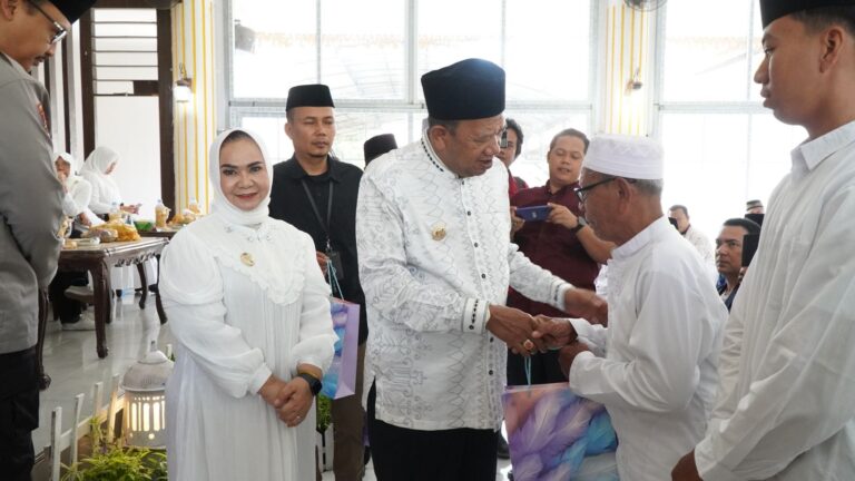 Bupati Syah Afandin dan Wabup Tiorita Tepung Tawari 460 Jamaah Calon Haji Langkat