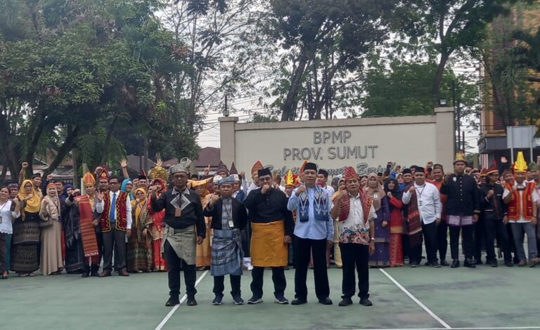 Busana Daerah Meriahkan Peringatan Hardiknas 2025 di BPMP Sumut