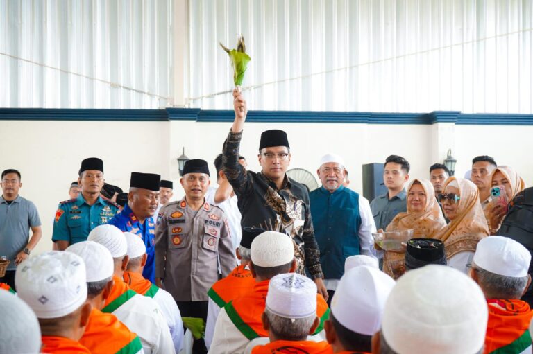 Wali Kota Tepungtawari Calhaj KBIHU Al –  Mukhlisin