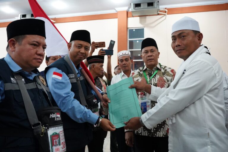 Ketua PPIH Berangkatkan Kloter 4 Minta Petugas Haji Fokus Layani Jemaah