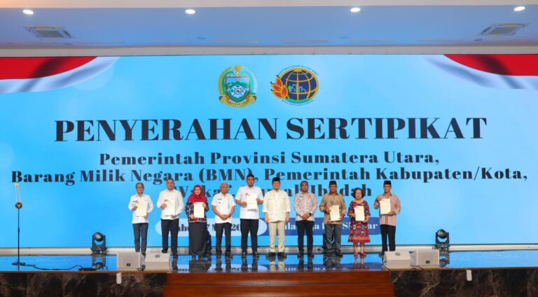Menteri ATR-BPN Serahkan Sertifikat Tanah Sena ke Rektor UIN Sumatera Utara