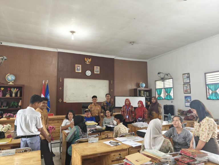 Lulus 100 Persen, Peserta Didik SMAN 21 Medan Terima SKL 