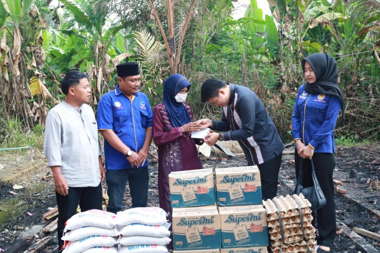 Jamiah Korban Kebakaran Sempat Kutip Butiran Beras, Wakil Ketua DPRD Sumut Prihatin dan Berikan Bantuan