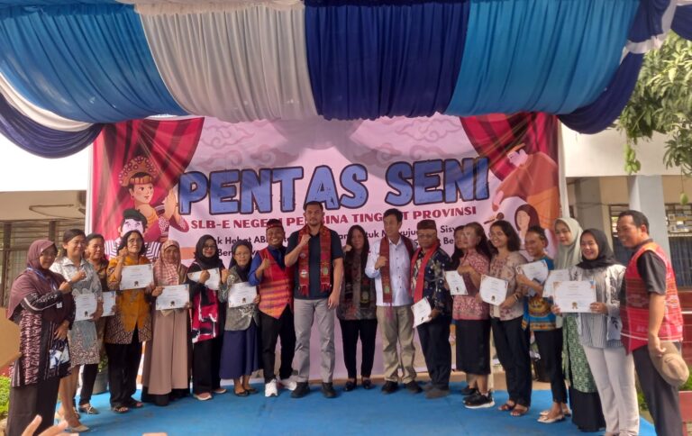 Kadisdiksu Terharu Saksikan Pentas Seni SLBN Pembina