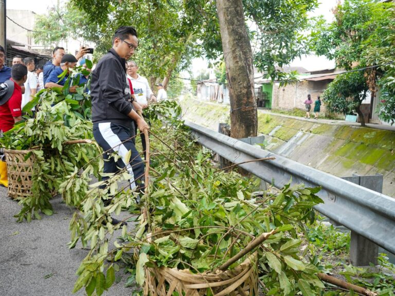 Cegah Banjir, Rico Waas Pimpin Gotong Royong