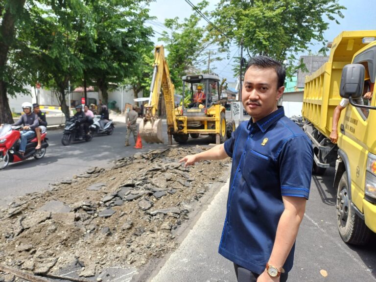 Pemko Medan Bongkar Aspal di Atas Trotoar Dara Kupi