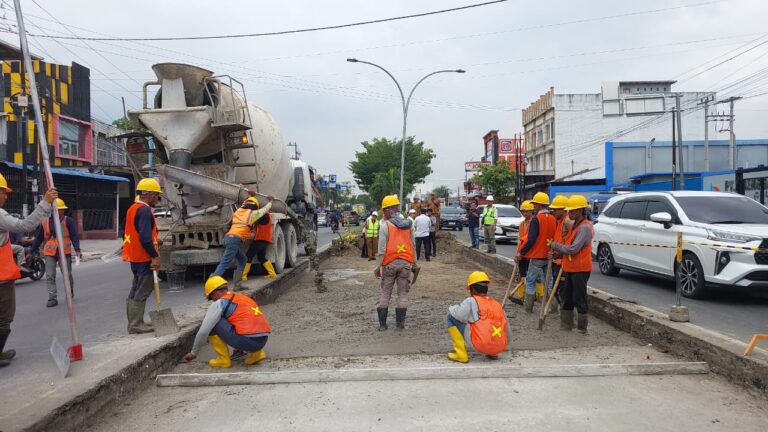 Zulkarnaen SKM Tinjau Penataan Median Jalan di Simpang Tol Bandar Selamat